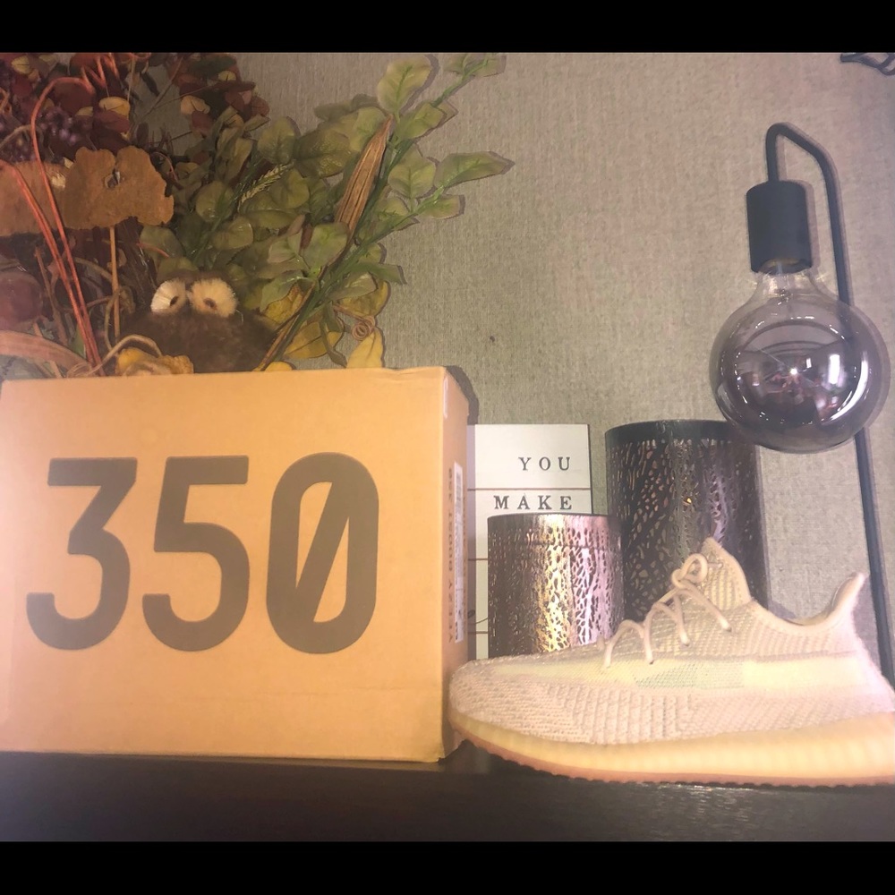 Kids size 2 Yeezys 350 boost in great condition and comes with original box! 👟